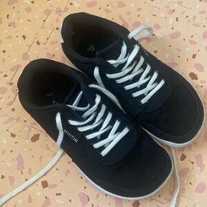 Whitin Wide Toe Box Flat Athletic Shoes